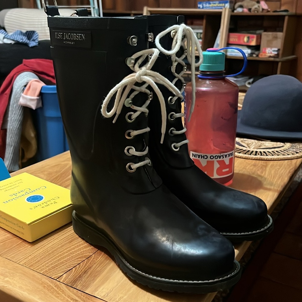 Size 38 Navy mid calf Ilse Jacobsen boots